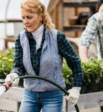 Guía Definitiva para Comprar una Buena Manguera: Todo lo que Necesitas Saber Considera el Material de la Manguera El material de la manguera es crucial para determinar su durabilidad y flexibilidad. Las mangueras de vinilo son ligeras y económicas, pero pueden ser menos duraderas. Las mangueras de goma, en cambio, son más resistentes y flexibles, ideales para uso intensivo. Evalúa tus necesidades y elige el material que mejor se adapte a ellas. Longitud de la Manguera: ¿Cuál es la Ideal? La longitud de la manguera que necesitas depende del tamaño de tu jardín. Una manguera demasiado larga puede ser difícil de manejar y almacenar, mientras que una demasiado corta no llegará a todos los rincones. Mide la distancia desde el grifo hasta las áreas más alejadas de tu jardín para determinar la longitud adecuada. Diámetro de la Manguera: Más Agua en Menos Tiempo El diámetro de la manguera afecta el flujo de agua. Las mangueras estándar suelen tener un diámetro de 5/8 pulgadas, que es adecuado para la mayoría de los usos domésticos. Sin embargo, si necesitas un mayor flujo de agua, considera una manguera con un diámetro más grande. Accesorios y Conectores: La Importancia de la Compatibilidad Asegúrate de que la manguera que elijas sea compatible con los accesorios y conectores que planeas usar. Los conectores de latón son duraderos y ofrecen una buena conexión. Además, busca mangueras con conectores de fácil enganche para facilitar su uso. Flexibilidad y Resistencia a las Torceduras Una buena manguera debe ser flexible para maniobrar fácilmente alrededor de tu jardín, pero también resistente a las torceduras. Las mangueras con refuerzos internos o aquellas hechas de materiales de alta calidad tienden a ser más resistentes a las torceduras. Garantía y Reputación de la Marca Opta por mangueras de marcas reconocidas que ofrezcan garantías sólidas. Una buena garantía puede darte tranquilidad y asegurarte de que estás comprando un producto de calidad. Investiga las opiniones de otros usuarios y las experiencias con diferentes marcas antes de tomar una decisión. ¡Conclusión: Encuentra la Manguera Perfecta para tu Jardín! Comprar una buena manguera no tiene por qué ser complicado. Siguiendo estos consejos, estarás bien encaminado para encontrar la manguera ideal que se adapte a tus necesidades. ¡Explora más artículos en nuestra página y conviértete en un experto en el cuidado del jardín!