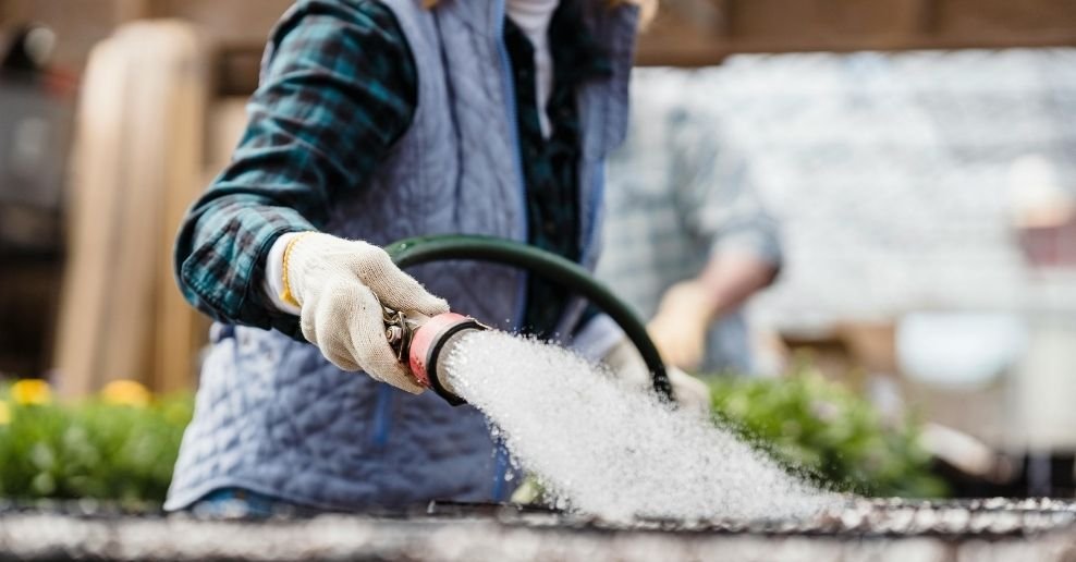 ¿Cómo evitar fugas de agua en una manguera?